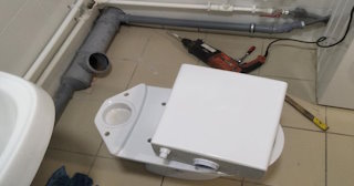 Установка напольного унитаза в Красногорске: монтаж под ключ от СантехДомКрр от 5215 рублей.